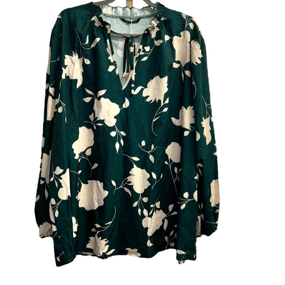 BLOOMCHIC Green With Cream Floral Design Lightweight Top Size 22/24